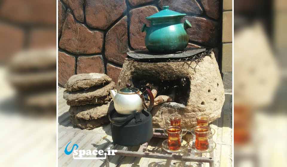چای و غذای آتشی در اقامتگاه بوم گردی مهر و ماه - روستای تشنیز - شهرکرد - چهارمحال و بختیاری